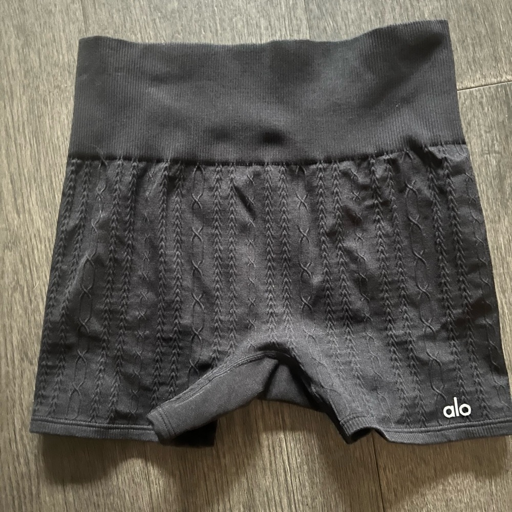 Like New Alo Yoga Fair Isle pattern biker shorts size medium